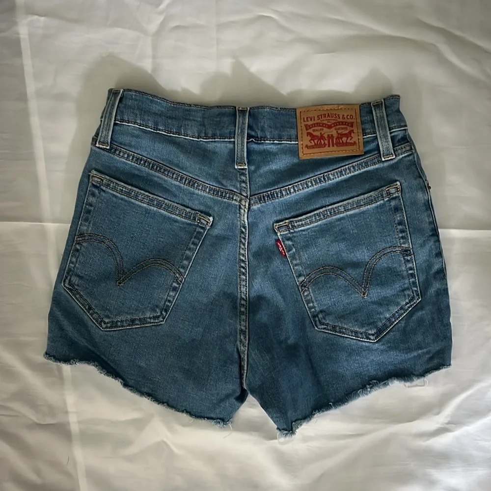 Levi’s High Rise Shorts - Picture 3 of 3
